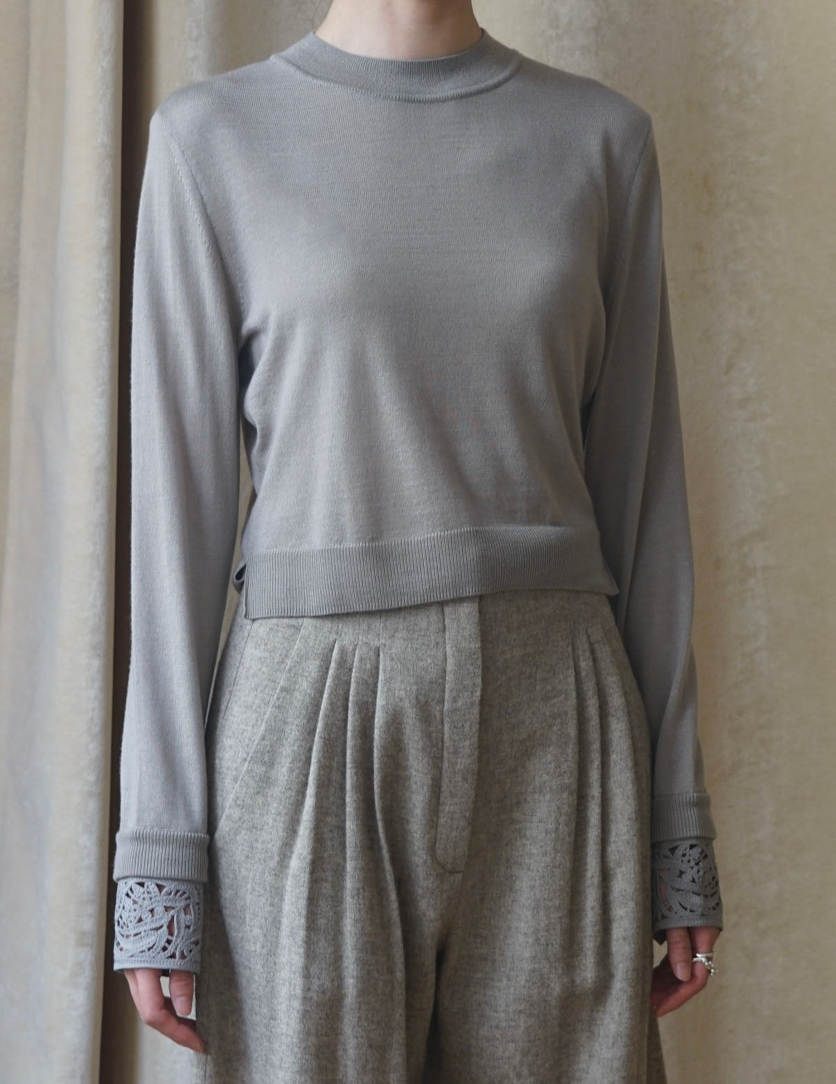 Haut tricoté à poignets brodés amovibles・Gris