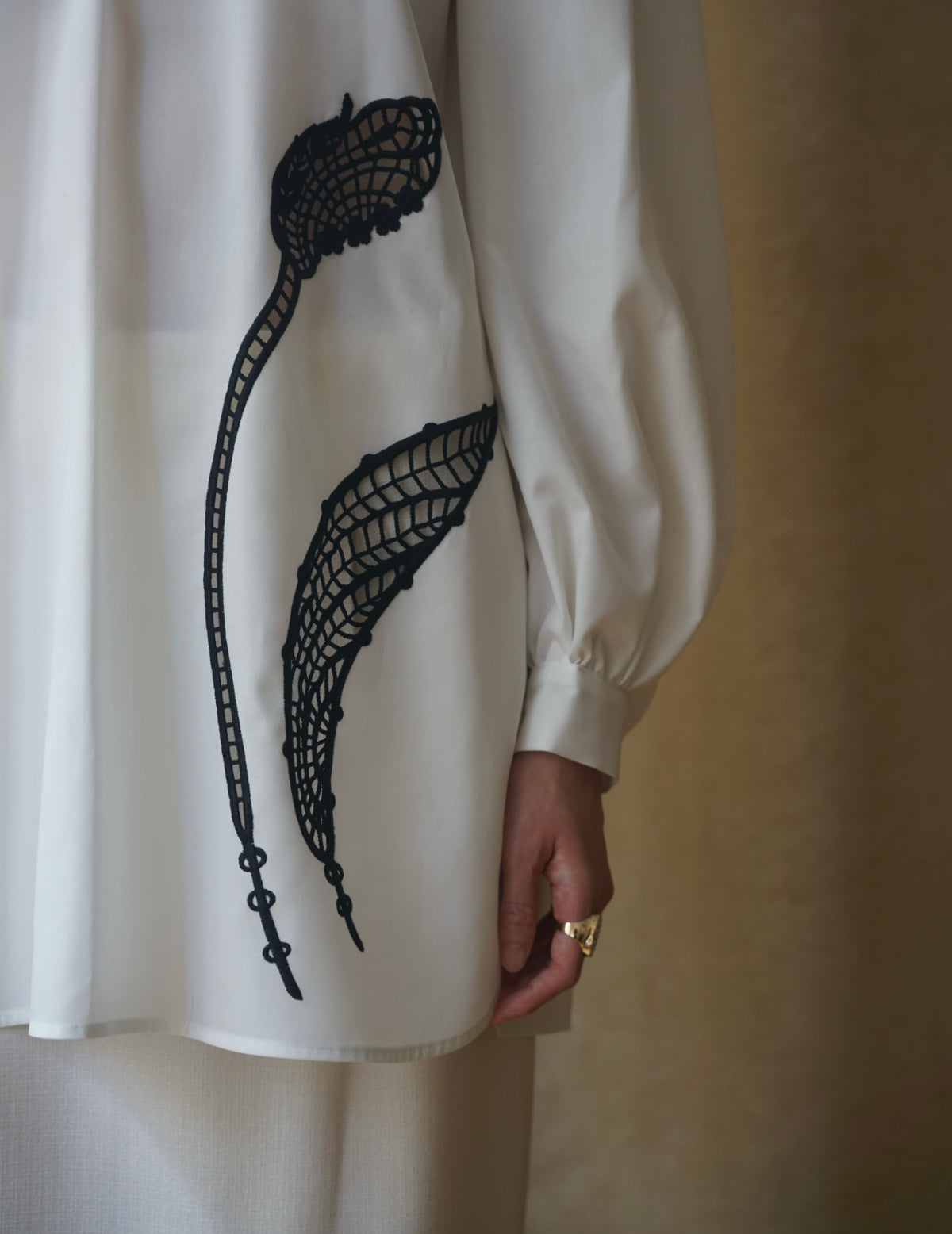 Chemisier à col montant avec broderie florale・Blanc