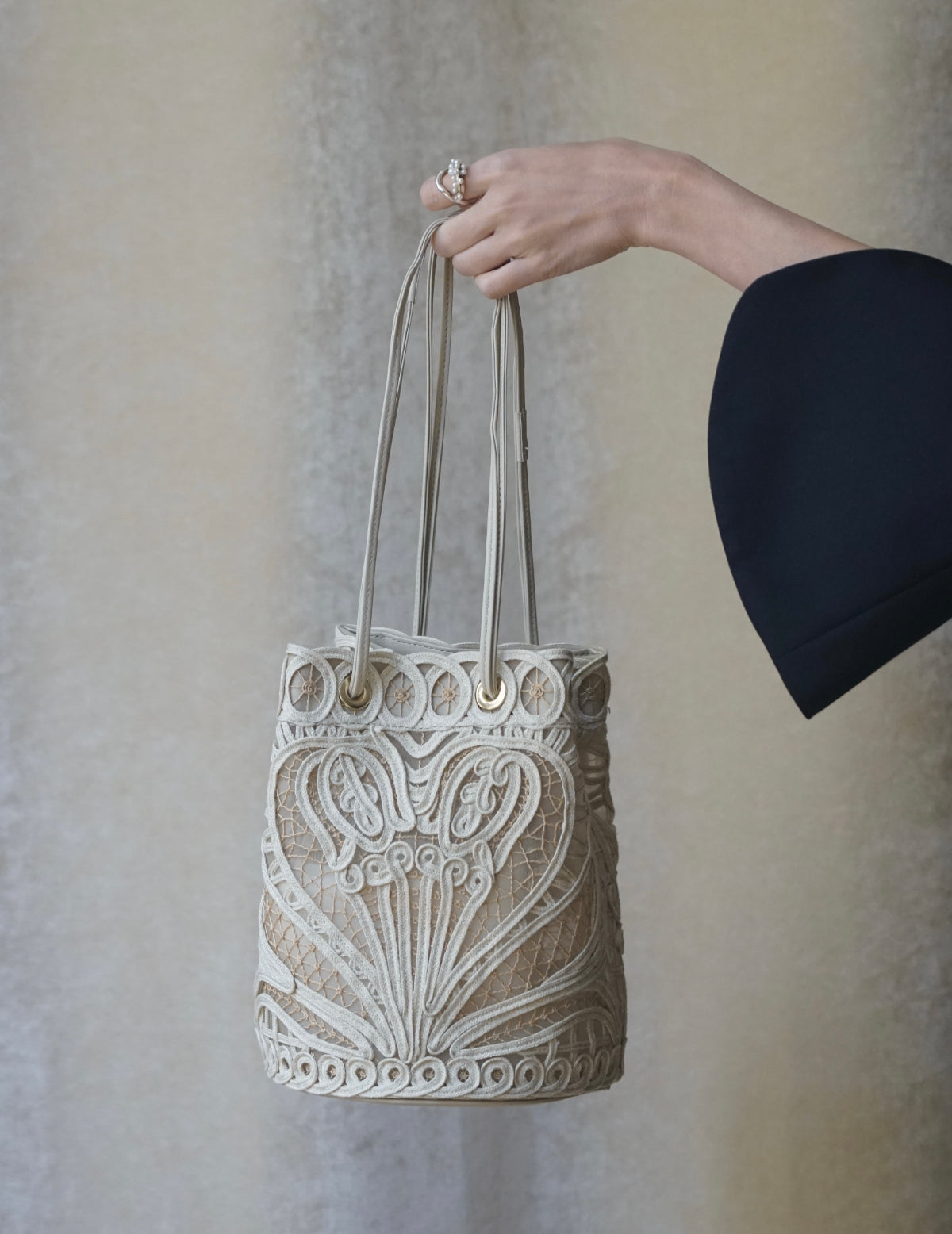 Sac seau brodé en cordon・Beige