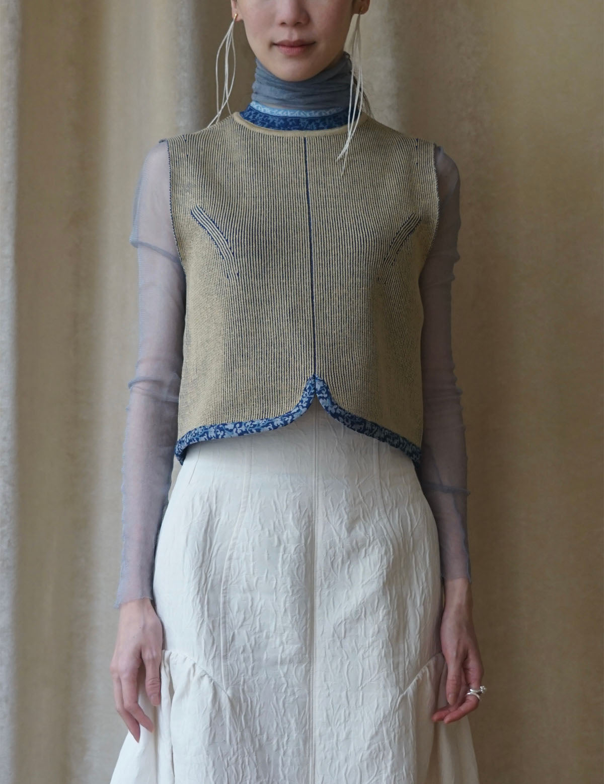 Haut court tricoté à détails floraux double face・beige