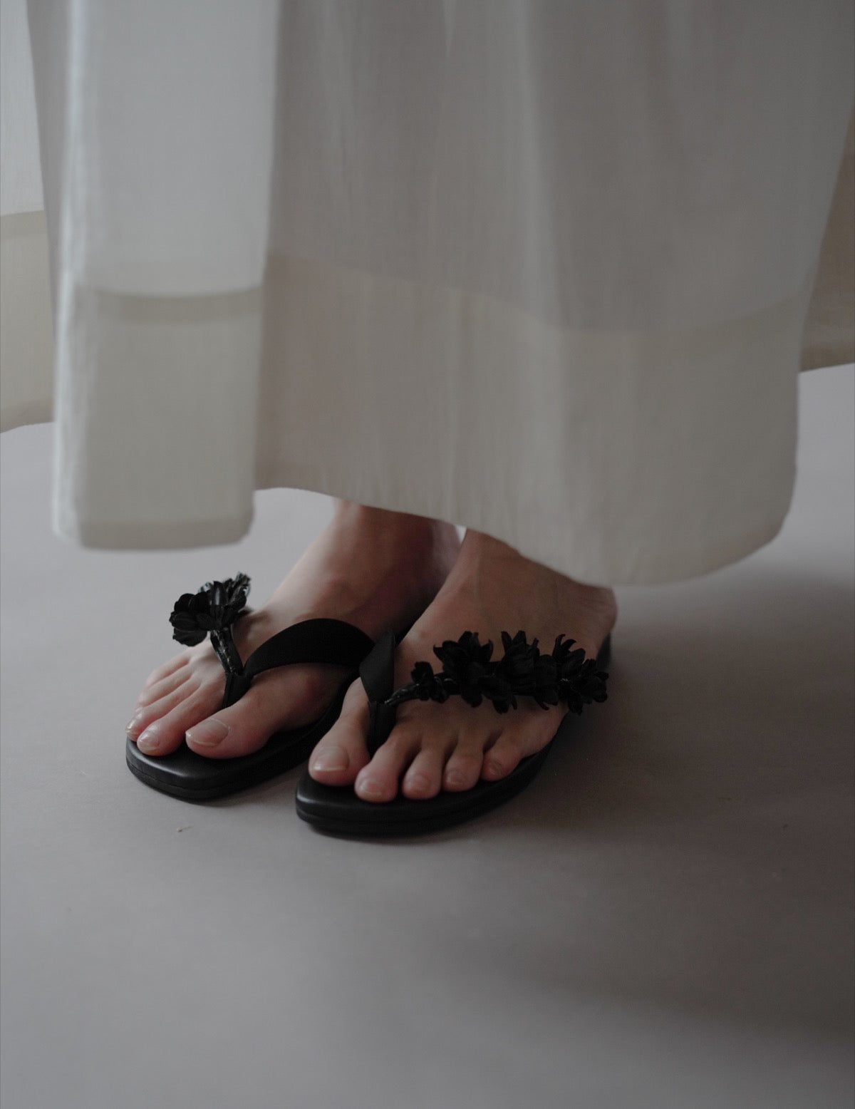 Floral Motif Sandals・Black