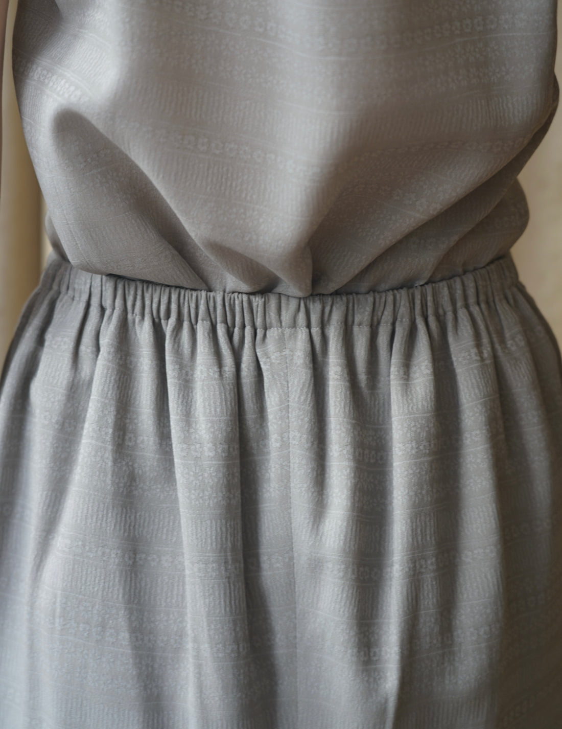 Jupe drapée en jacquard à motif floral « Mishima Karatsu »・Gris 