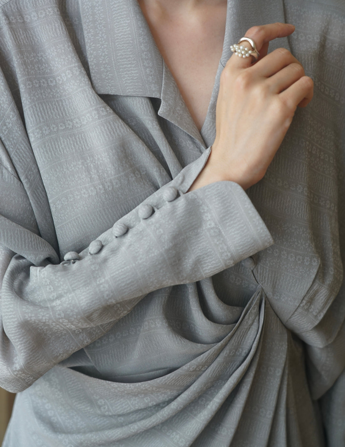 MAME KUROGOUCHI | "Mishima Karatsu" Floral Pattern Jacquard Draped Dress．grey