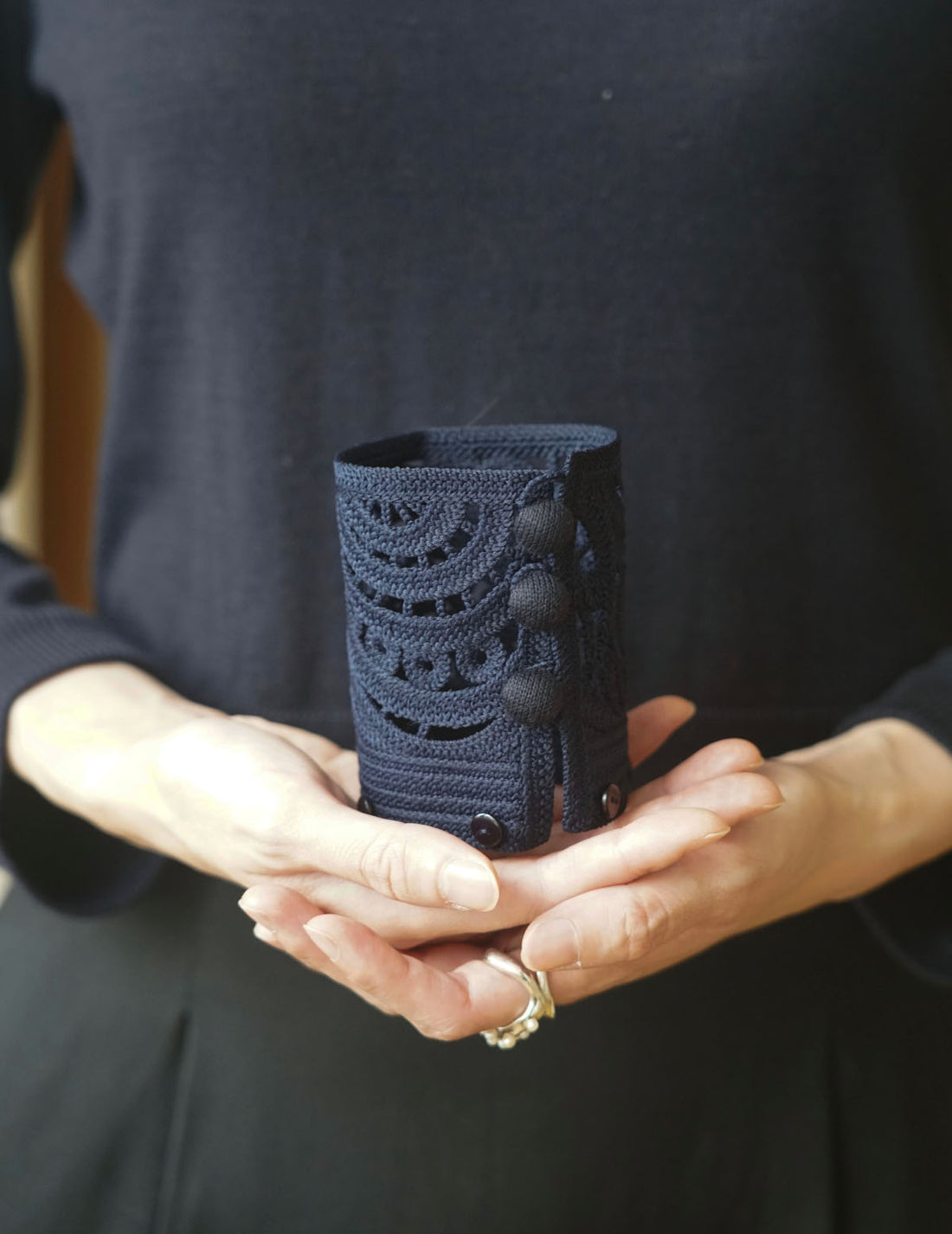 Haut tricoté à poignets brodés amovibles - Bleu marine 