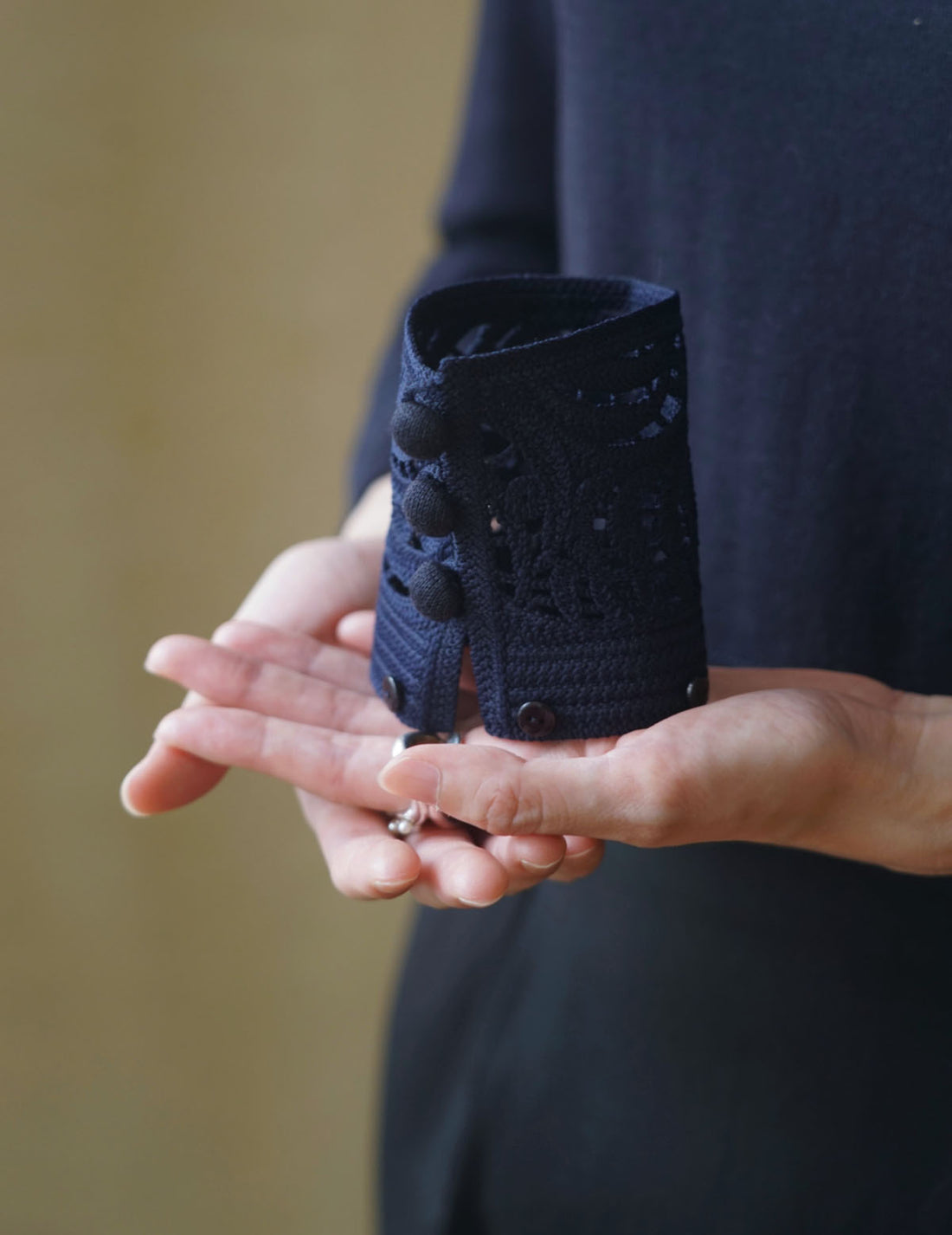 Haut tricoté à poignets brodés amovibles - Bleu marine 