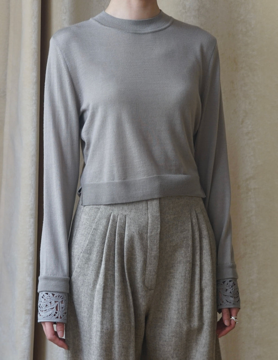 Haut tricoté à poignets brodés amovibles・Gris 