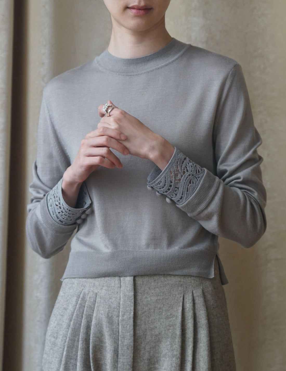 Haut tricoté à poignets brodés amovibles・Gris 