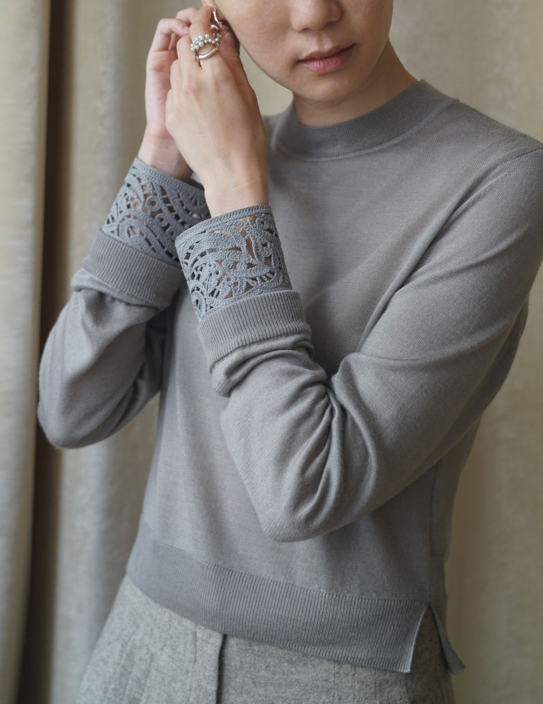 Haut tricoté à poignets brodés amovibles・Gris 