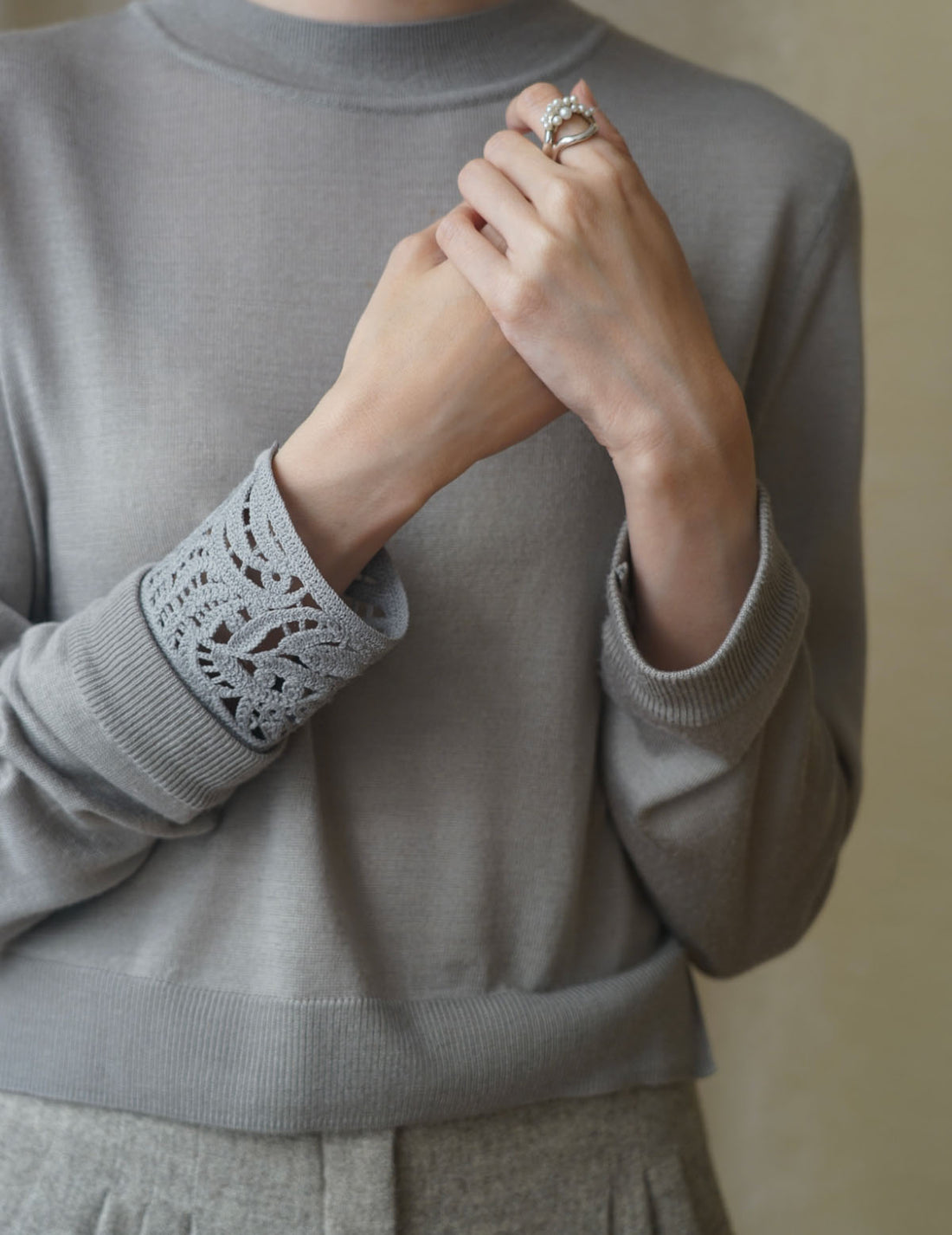 Haut tricoté à poignets brodés amovibles・Gris 