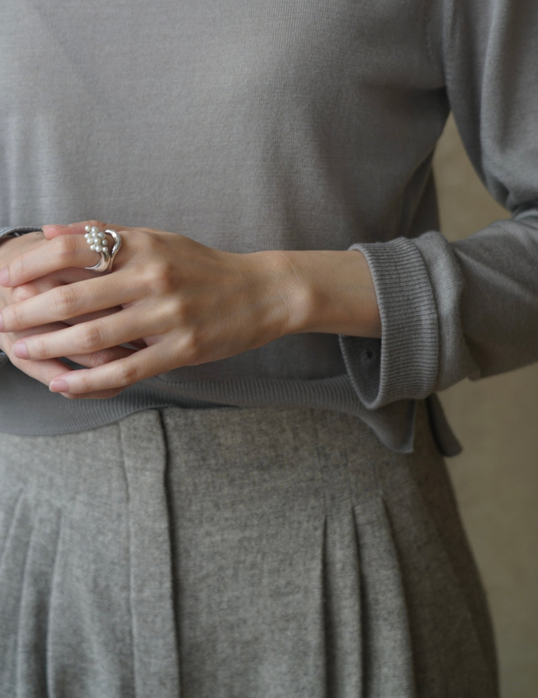 Haut tricoté à poignets brodés amovibles・Gris 