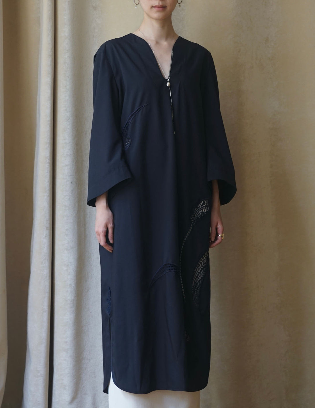 MAME KUROGOUCHI | Floral Embroidery V-Neck Dress・Navy