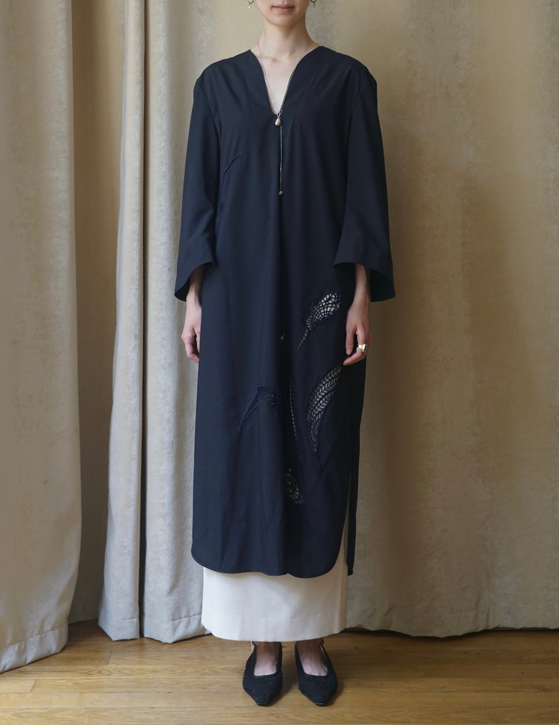 MAME KUROGOUCHI | Floral Embroidery V-Neck Dress・Navy