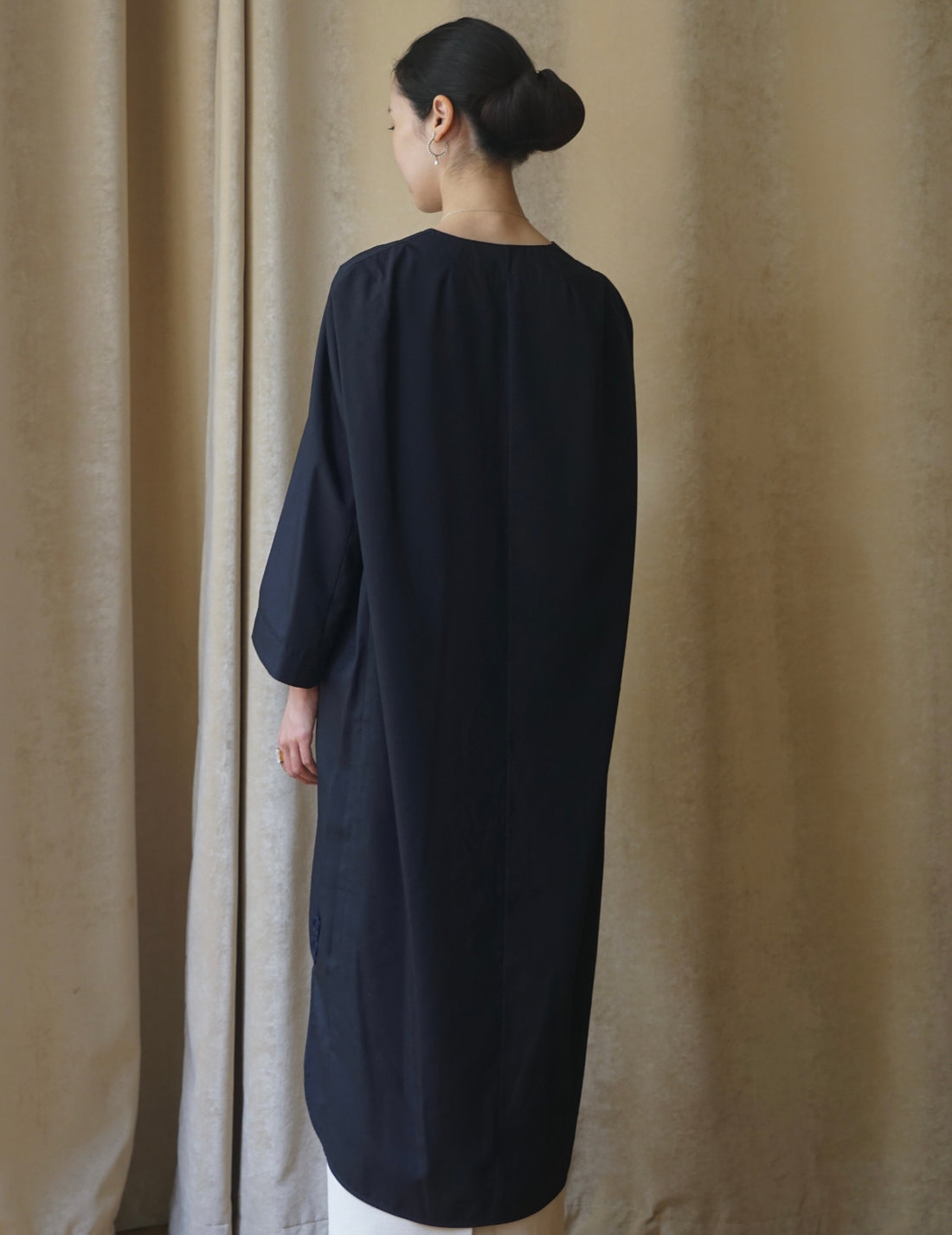 MAME KUROGOUCHI | Floral Embroidery V-Neck Dress・Navy