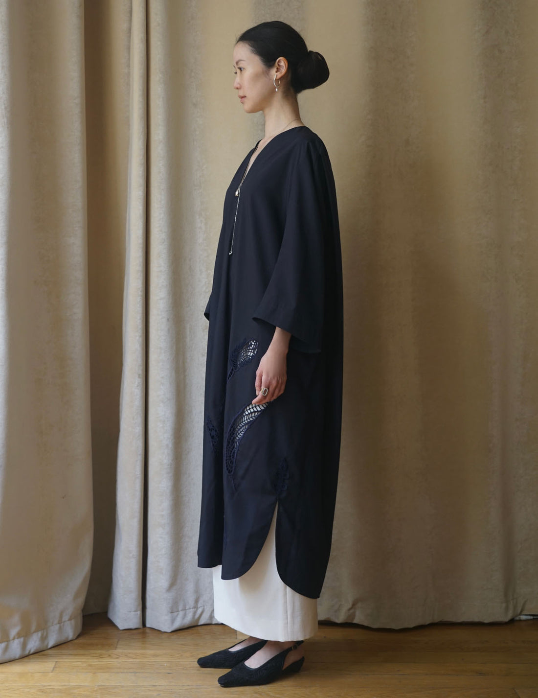 MAME KUROGOUCHI | Floral Embroidery V-Neck Dress・Navy