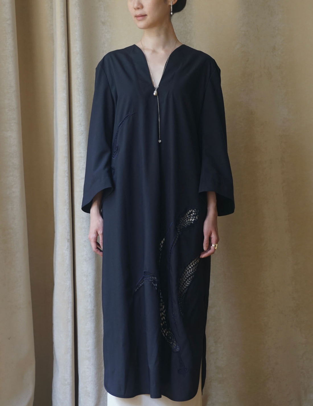 MAME KUROGOUCHI | Floral Embroidery V-Neck Dress・Navy