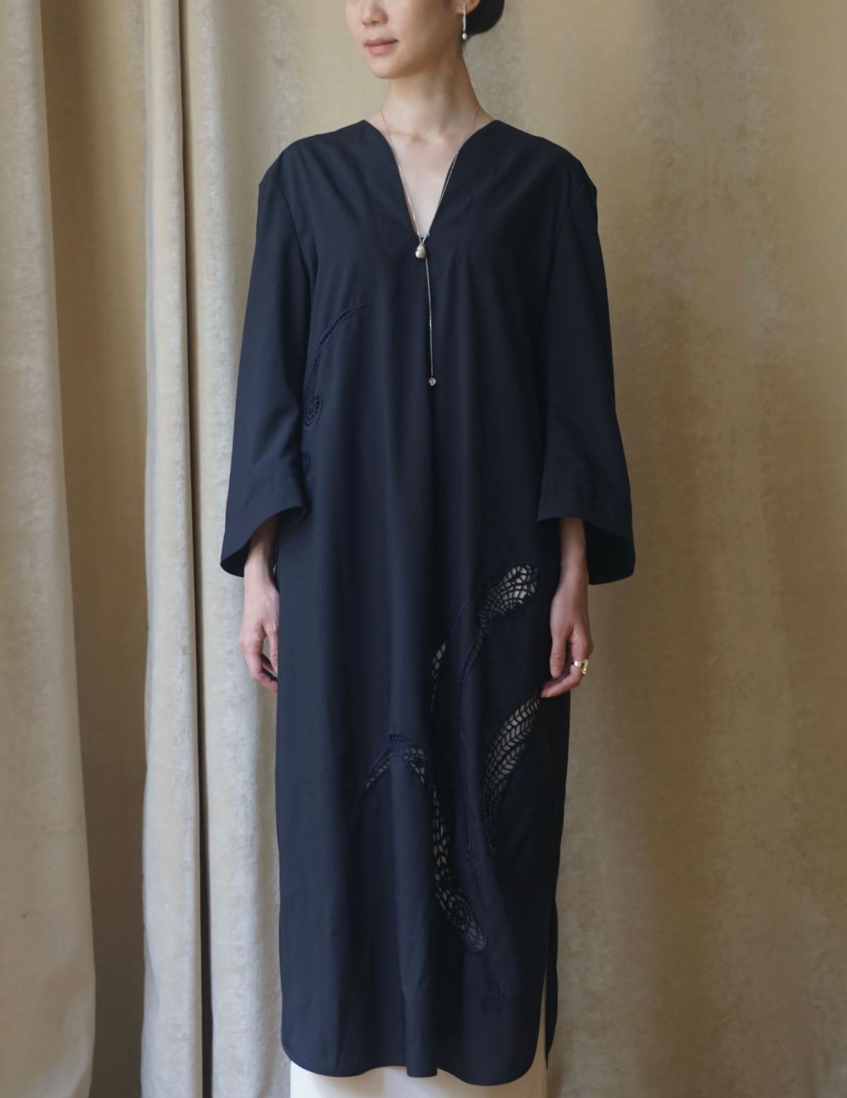 Floral Embroidery V-Neck Dress・Navy