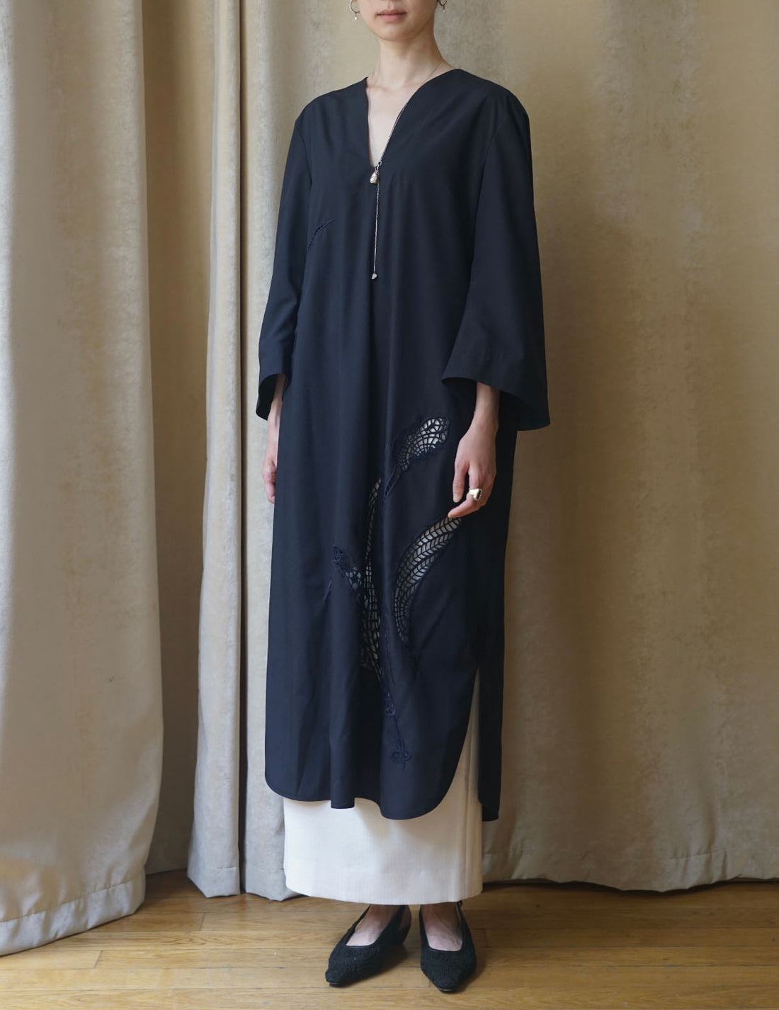 MAME KUROGOUCHI | Floral Embroidery V-Neck Dress・Navy