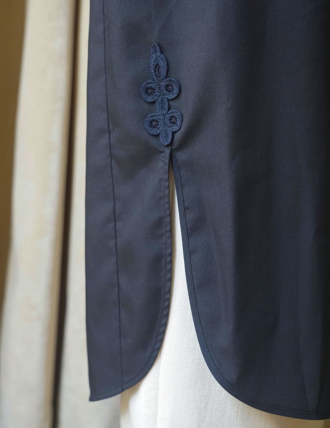 MAME KUROGOUCHI | Floral Embroidery V-Neck Dress・Navy