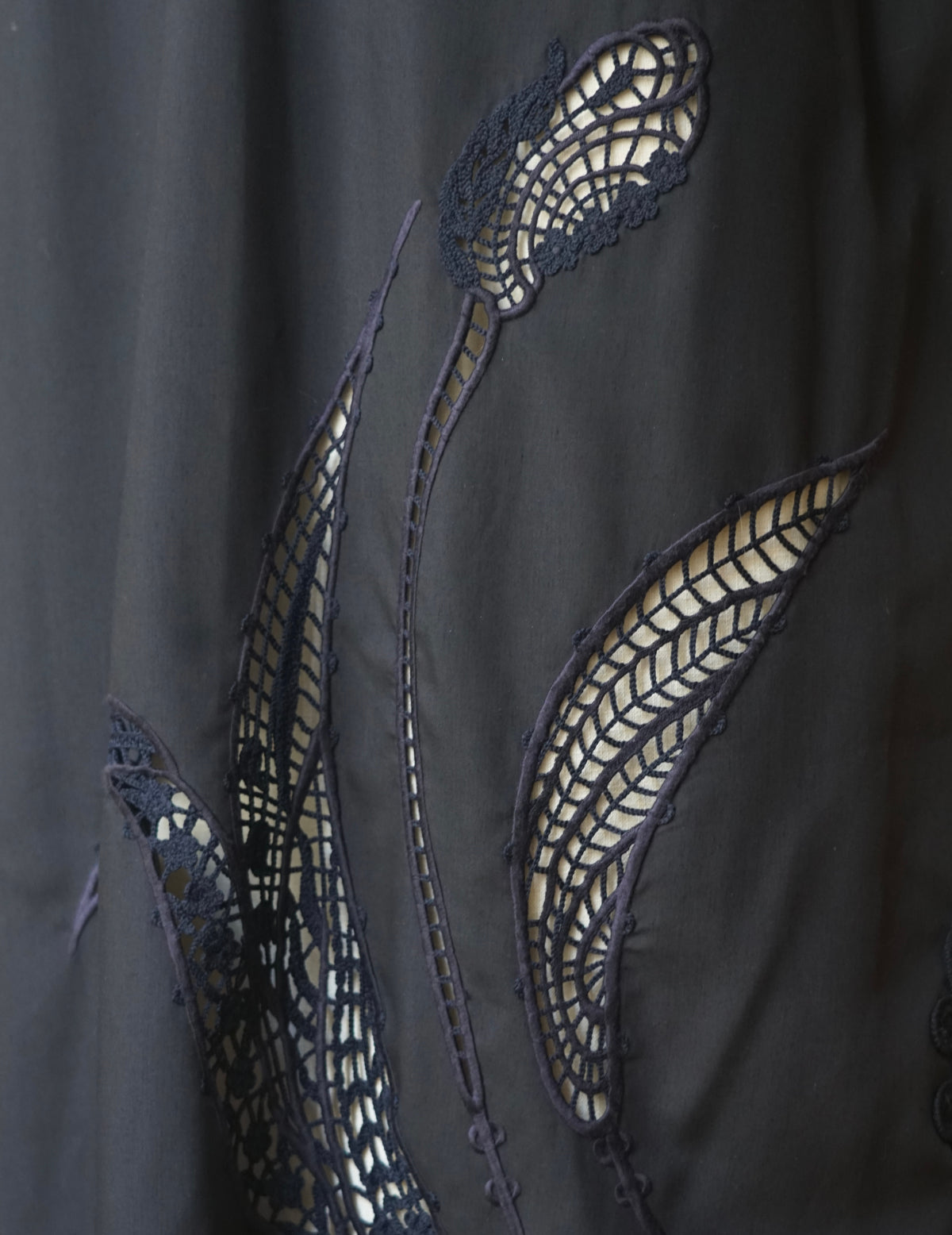 Floral Embroidery V-Neck Dress・Navy