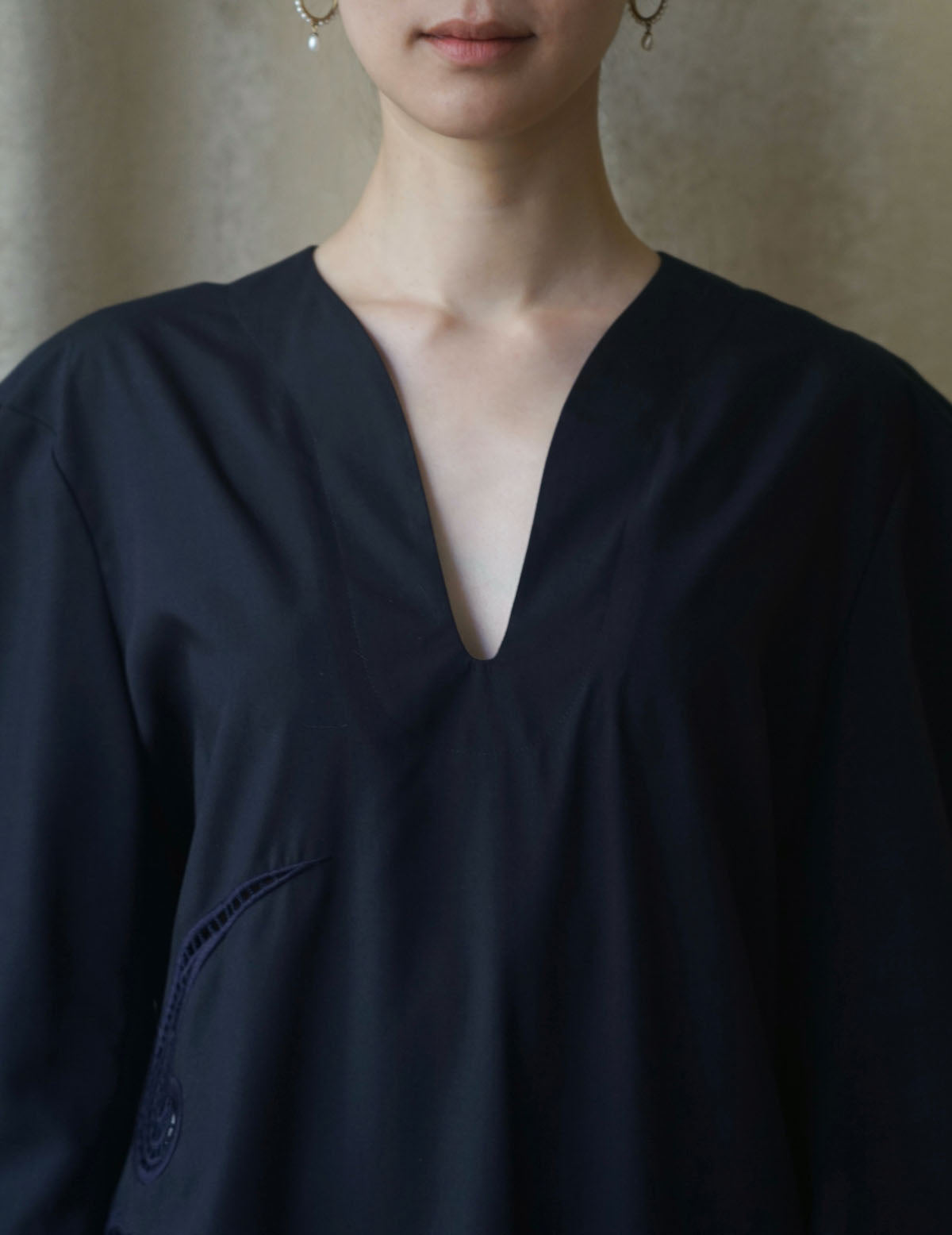 Floral Embroidery V-Neck Dress・Navy