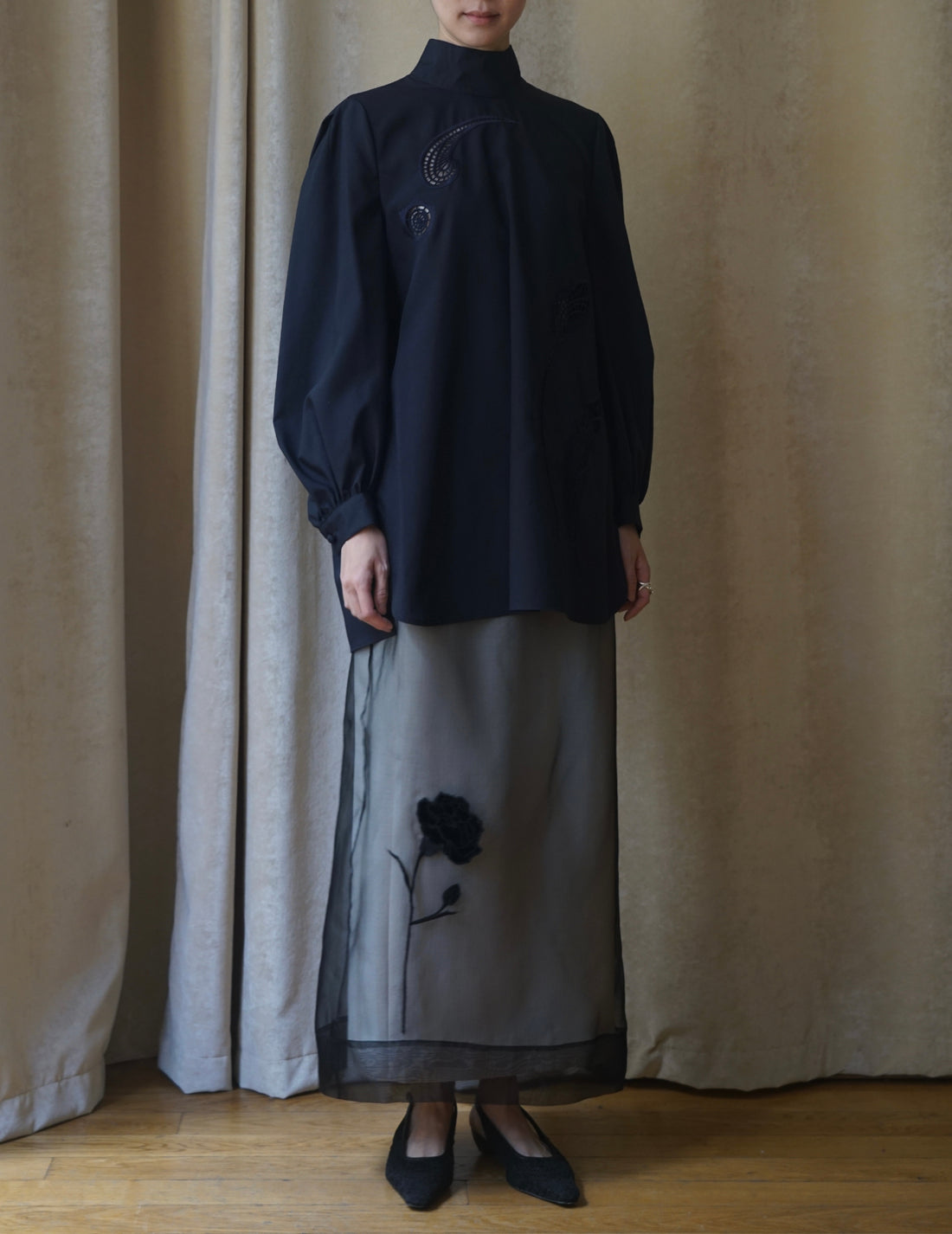 Chemisier à col montant avec broderie florale - Bleu marine 