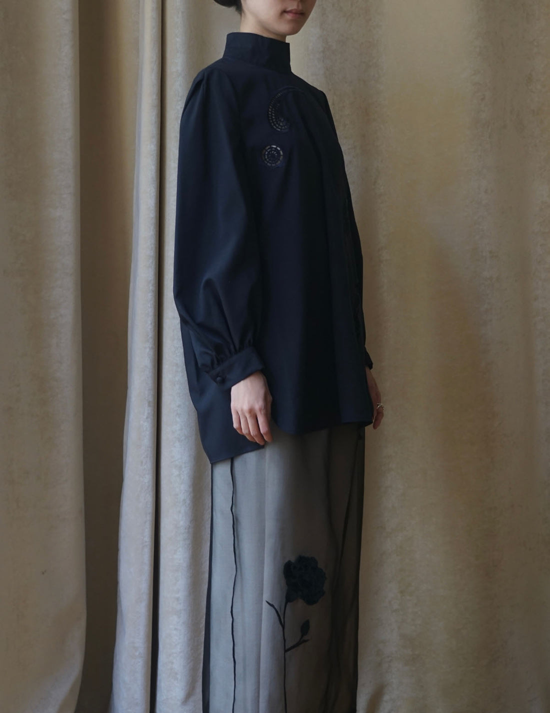 Chemisier à col montant avec broderie florale - Bleu marine 