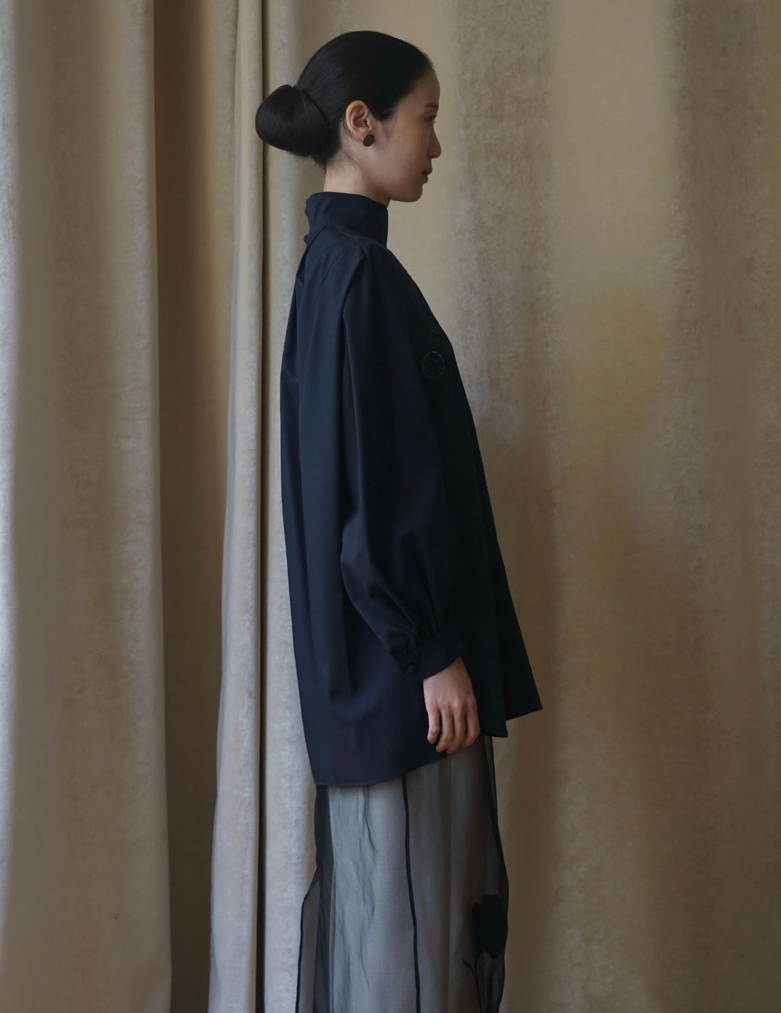 Chemisier à col montant avec broderie florale - Bleu marine 