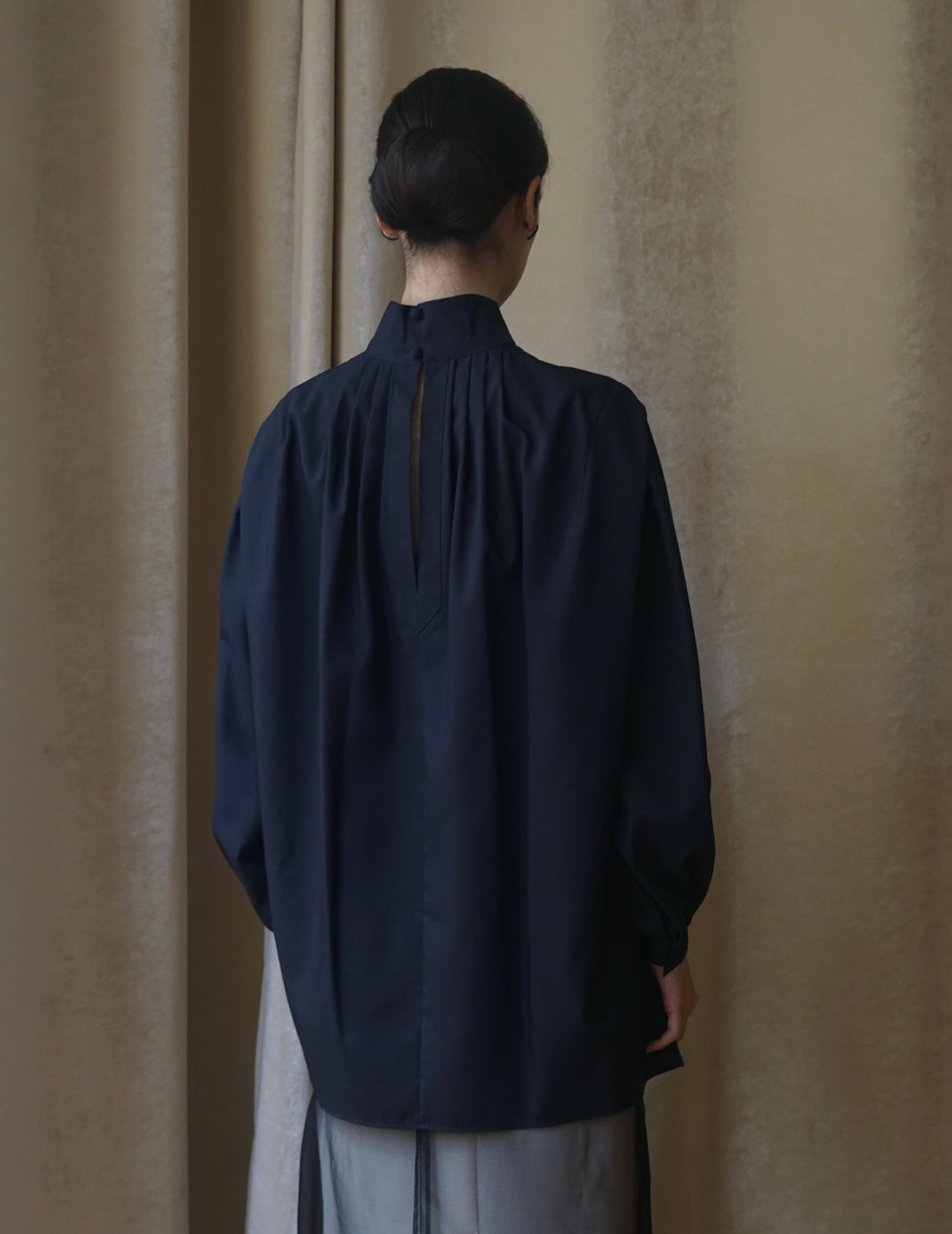 Chemisier à col montant avec broderie florale - Bleu marine 