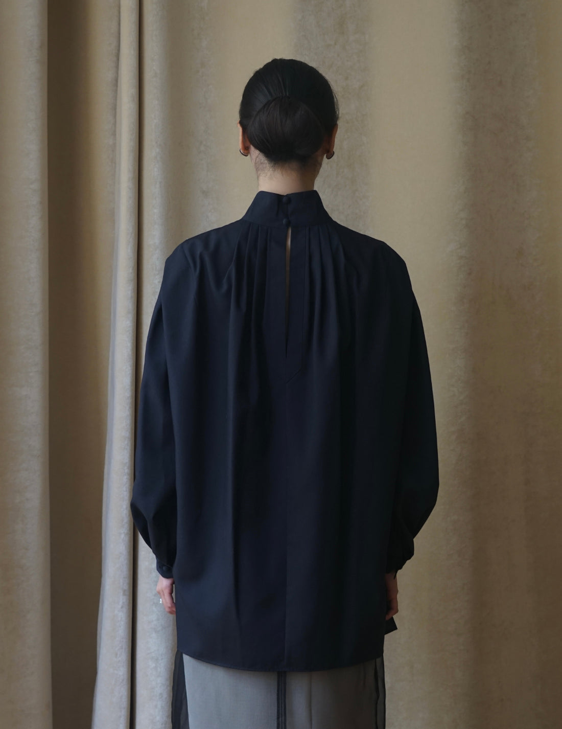 Chemisier à col montant avec broderie florale - Bleu marine 