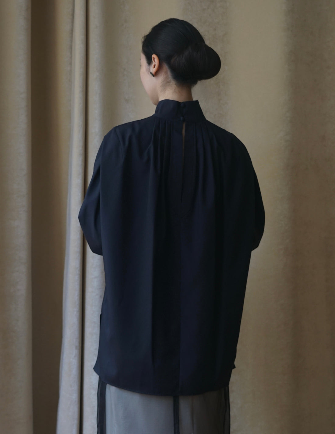 Chemisier à col montant avec broderie florale - Bleu marine 