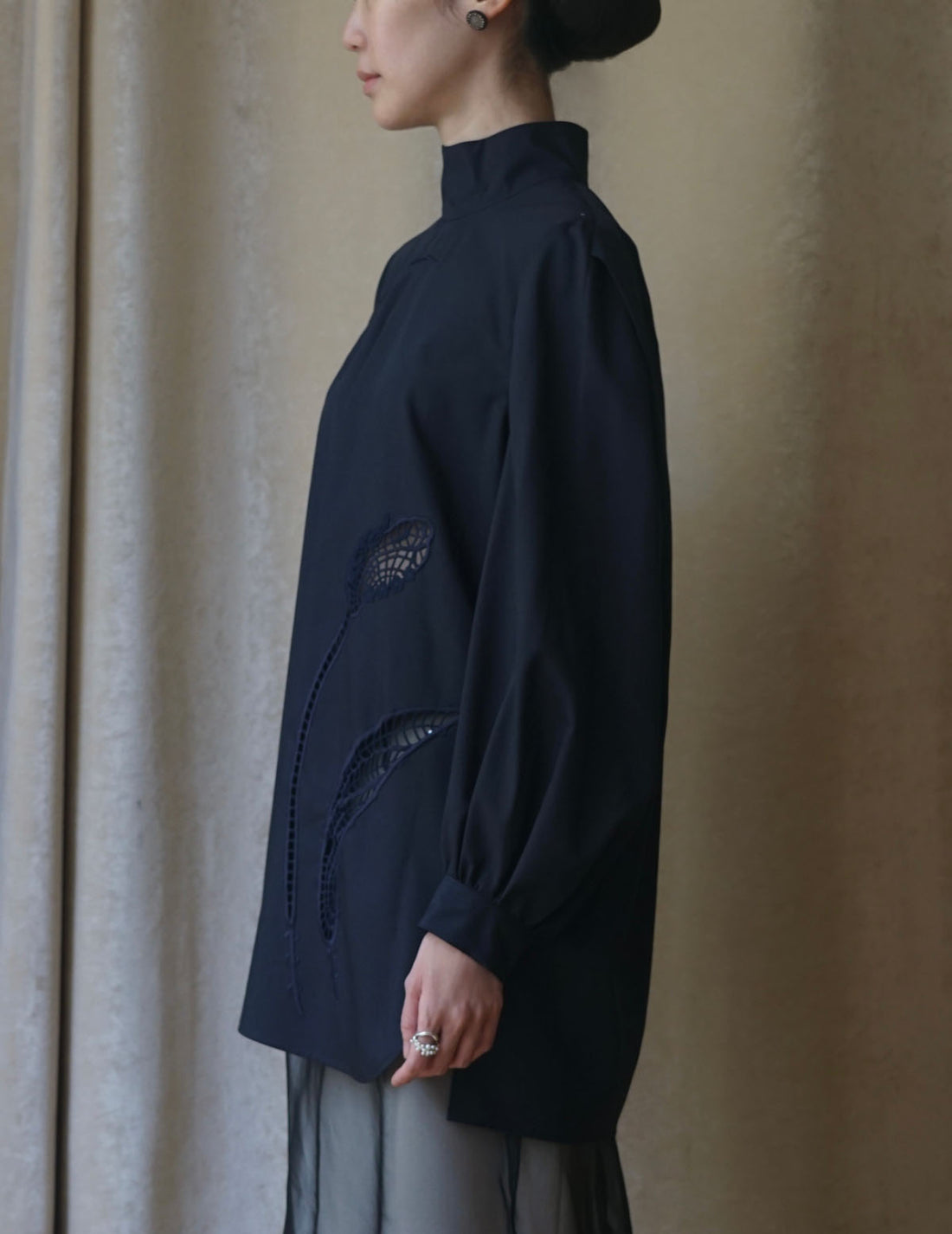 Chemisier à col montant avec broderie florale - Bleu marine 