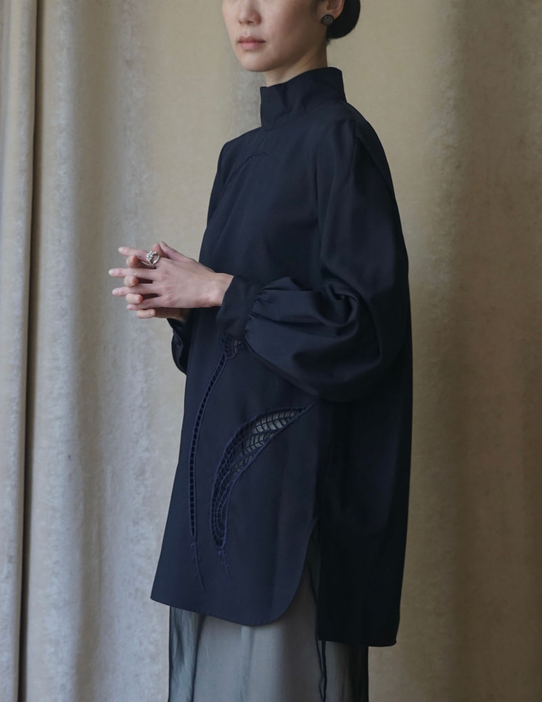 Chemisier à col montant avec broderie florale - Bleu marine 