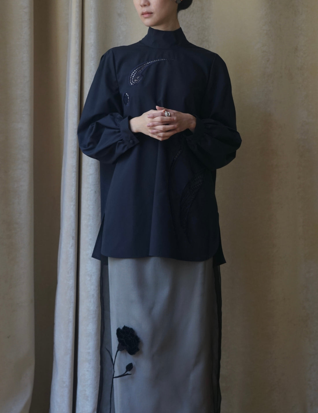 Chemisier à col montant avec broderie florale - Bleu marine 