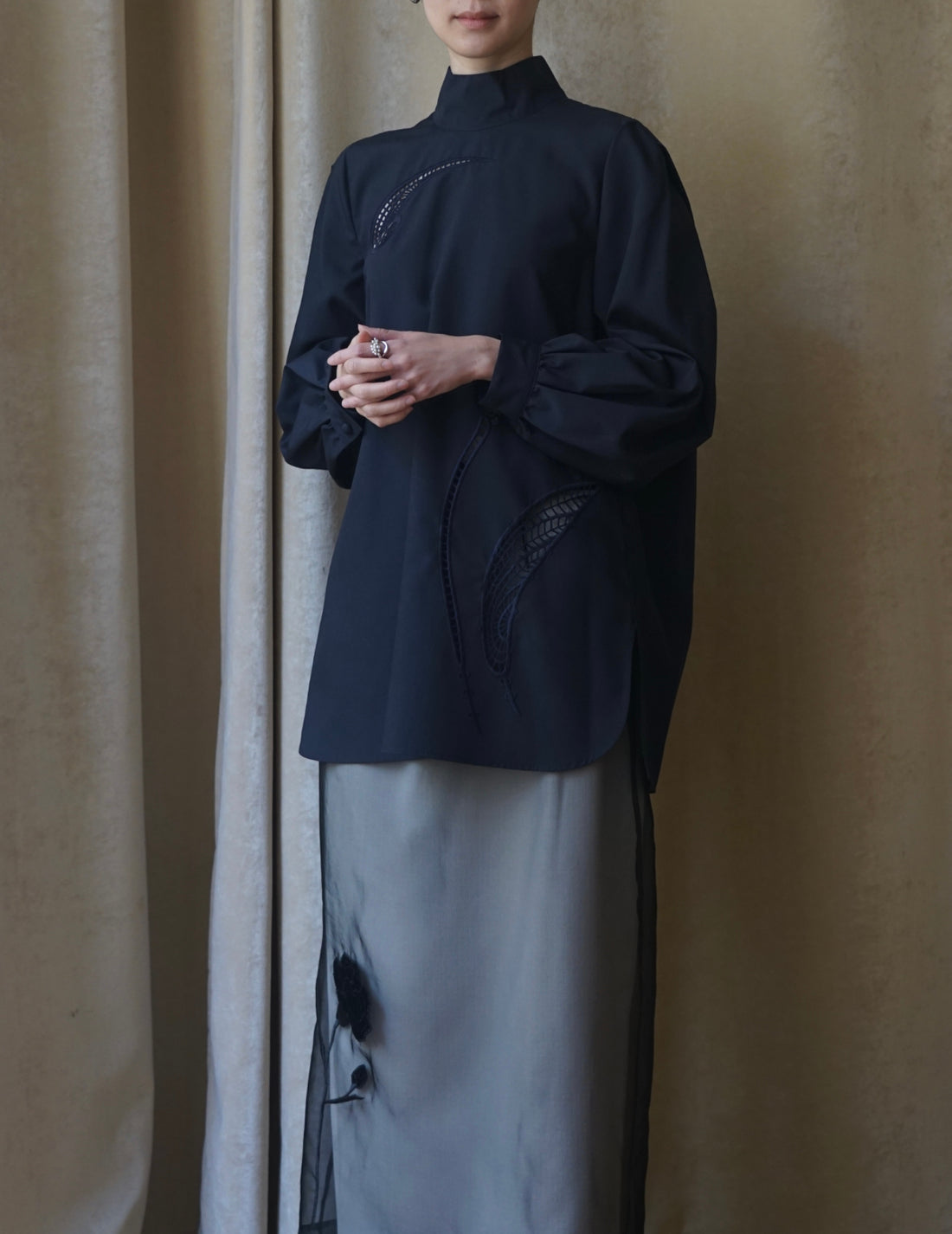 Chemisier à col montant avec broderie florale - Bleu marine 