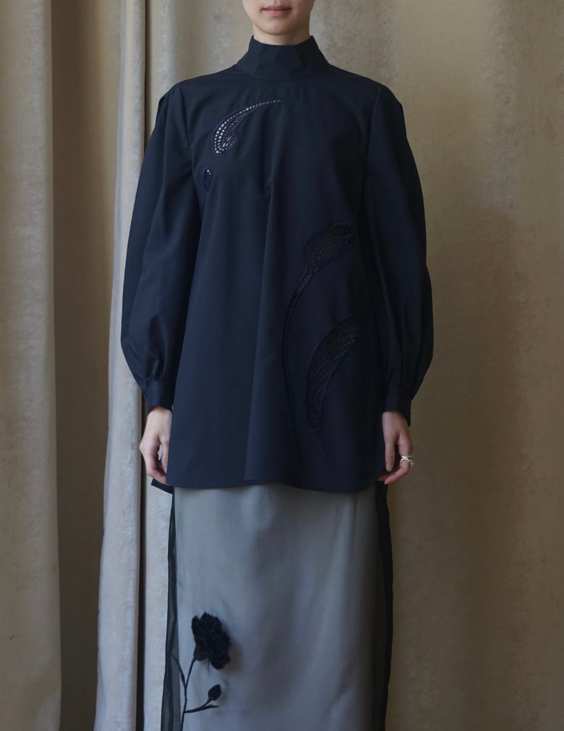 Chemisier à col montant avec broderie florale - Bleu marine 