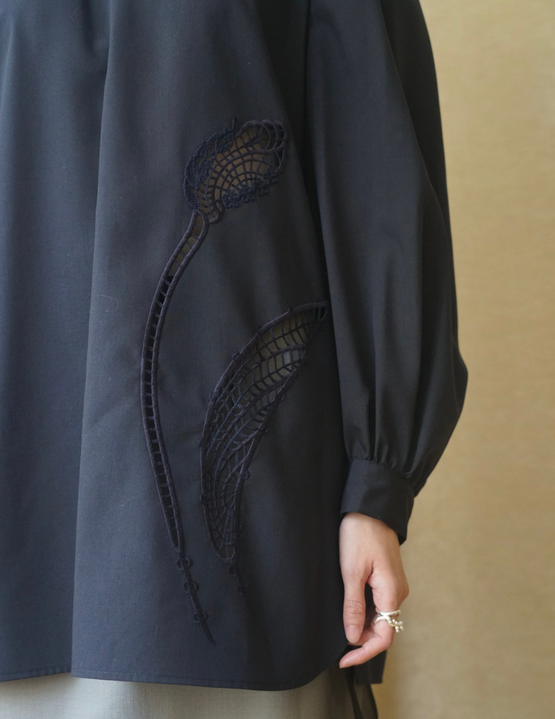 Chemisier à col montant avec broderie florale - Bleu marine 