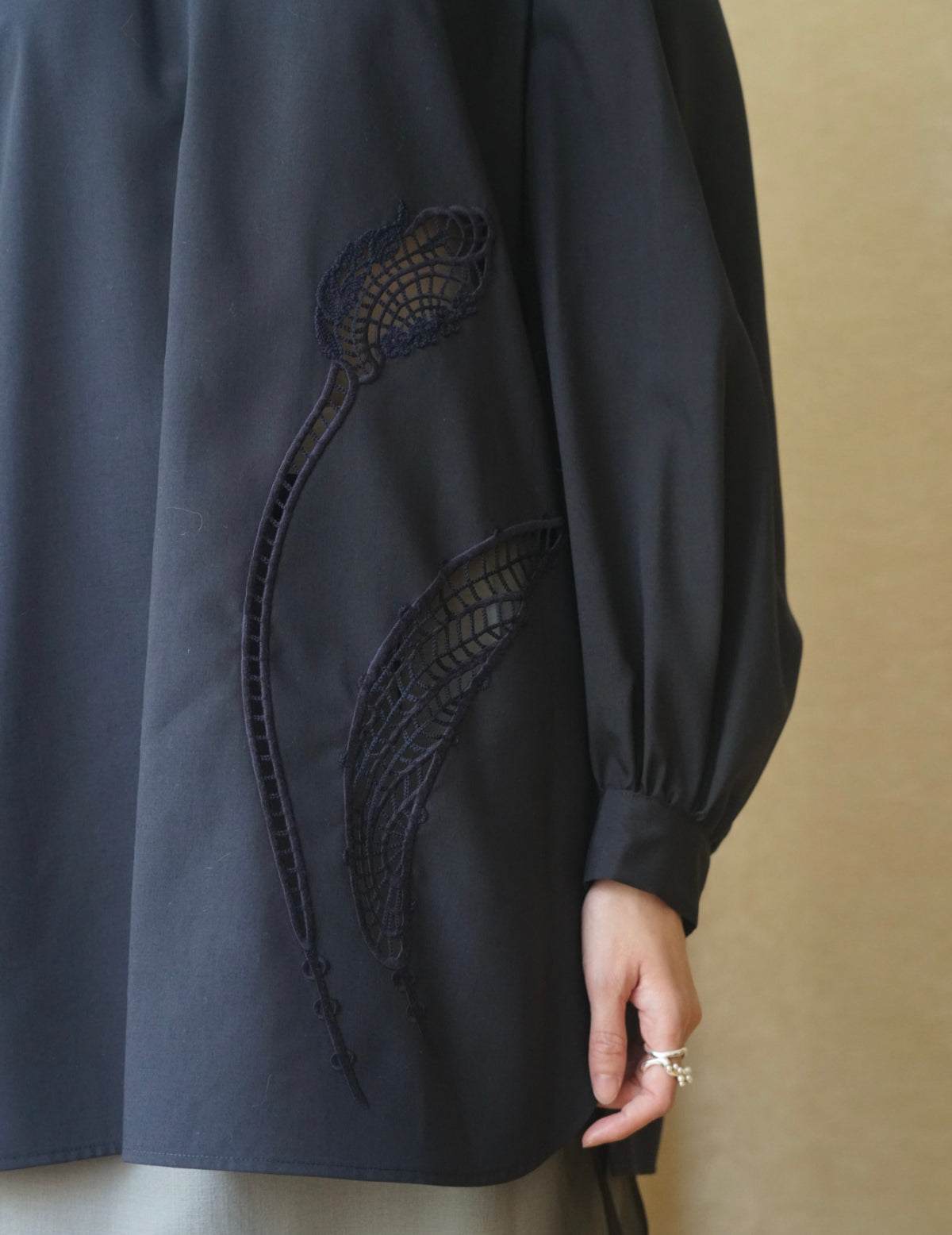 Chemisier à col montant avec broderie florale - Bleu marine 