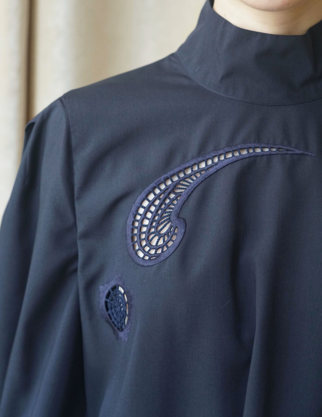 Chemisier à col montant avec broderie florale - Bleu marine 