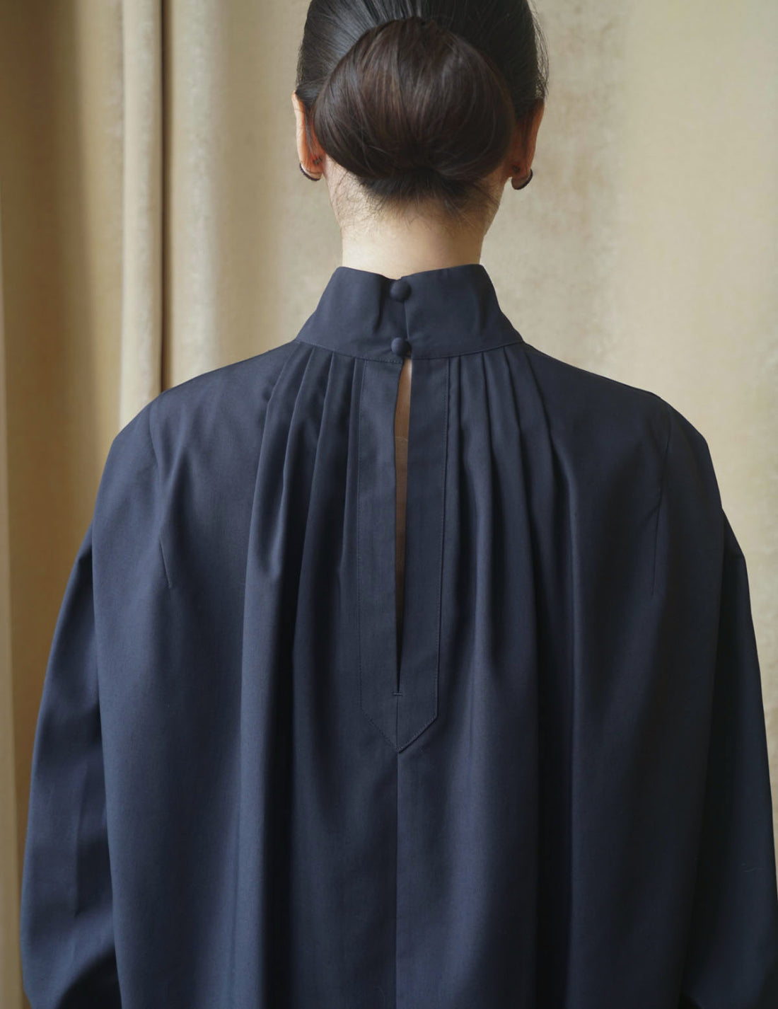 Chemisier à col montant avec broderie florale - Bleu marine 