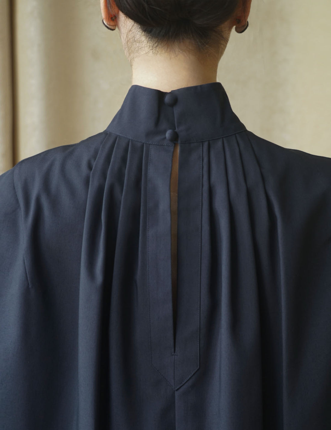 Chemisier à col montant avec broderie florale - Bleu marine 