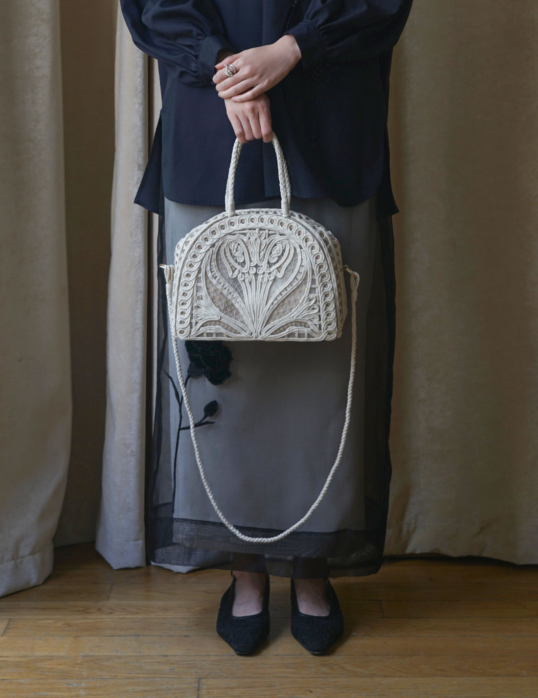 Sac à main Demi Lune avec broderie en cordon・Beige