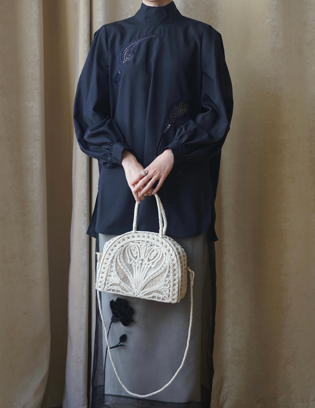 Sac à main Demi Lune avec broderie en cordon・Beige