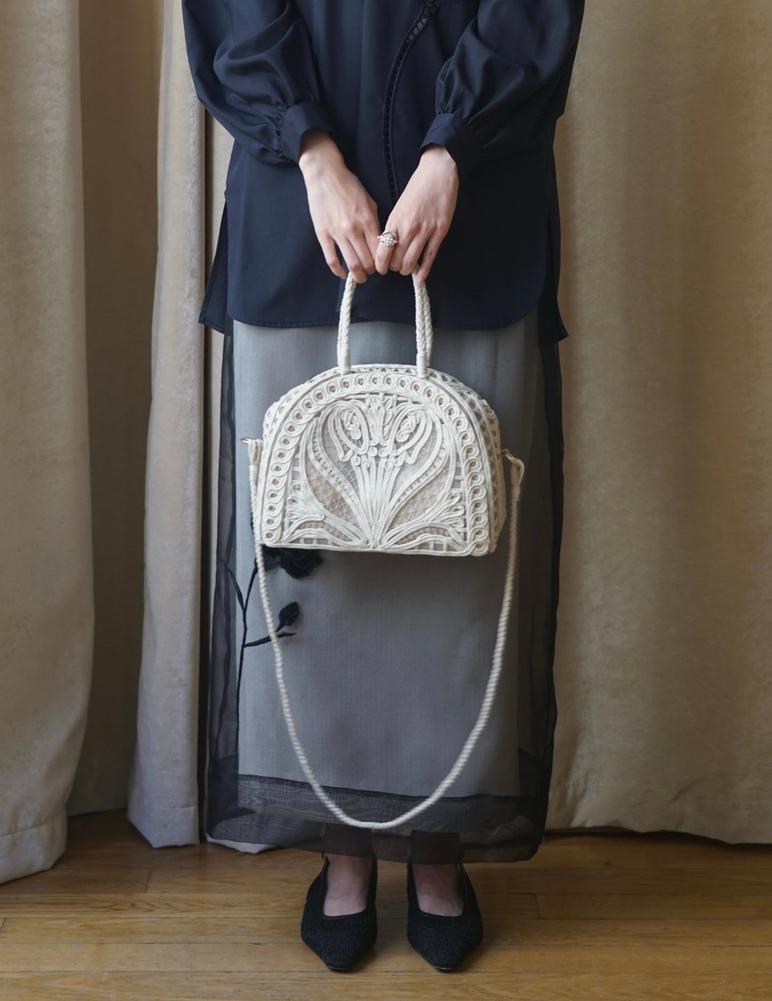 Sac à main Demi Lune avec broderie en cordon・Beige