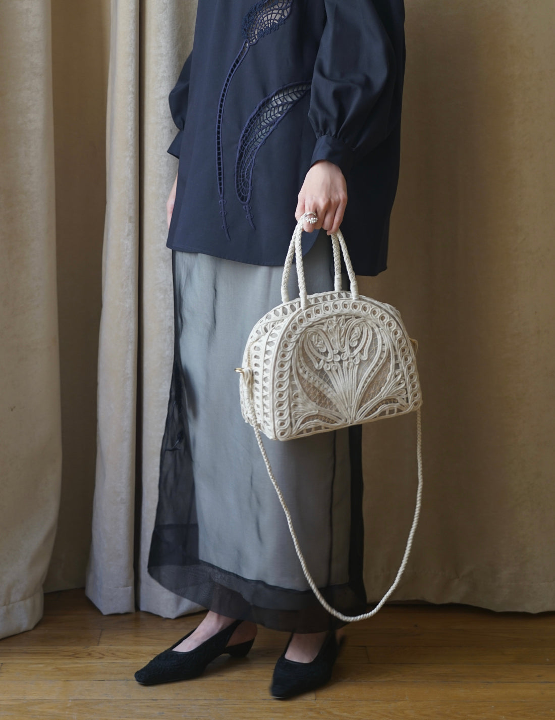 Sac à main Demi Lune avec broderie en cordon・Beige