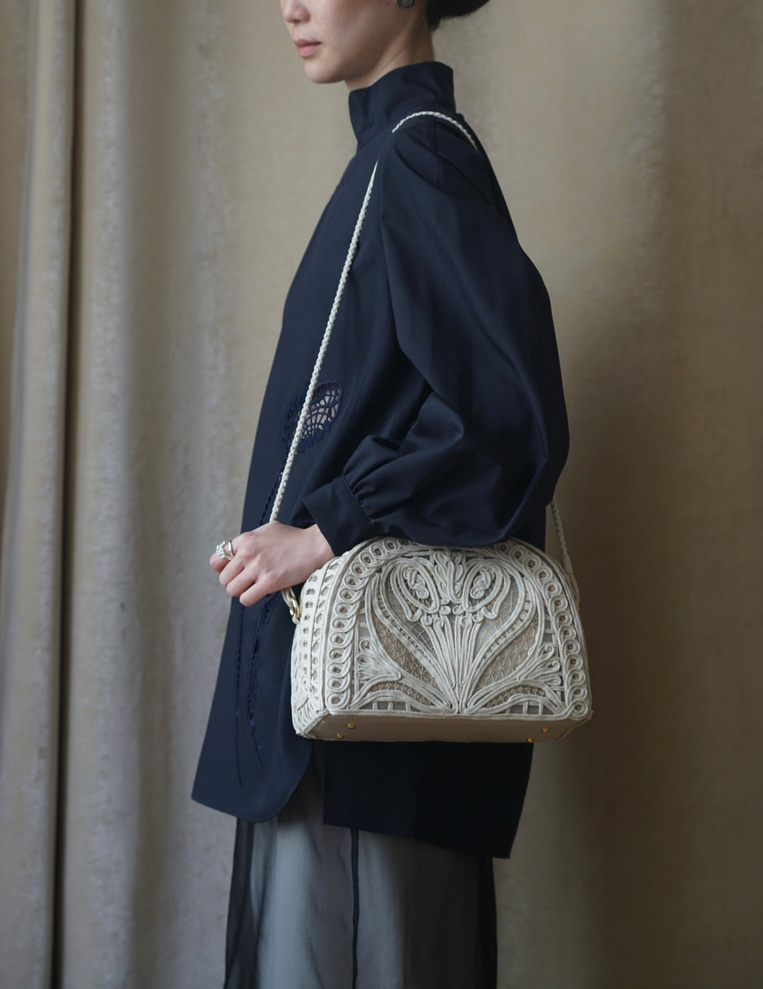 Sac à main Demi Lune avec broderie en cordon・Beige