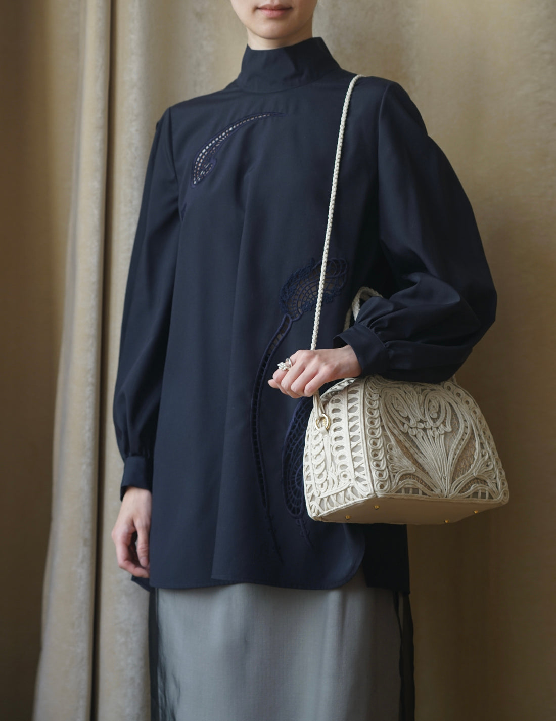 Sac à main Demi Lune avec broderie en cordon・Beige