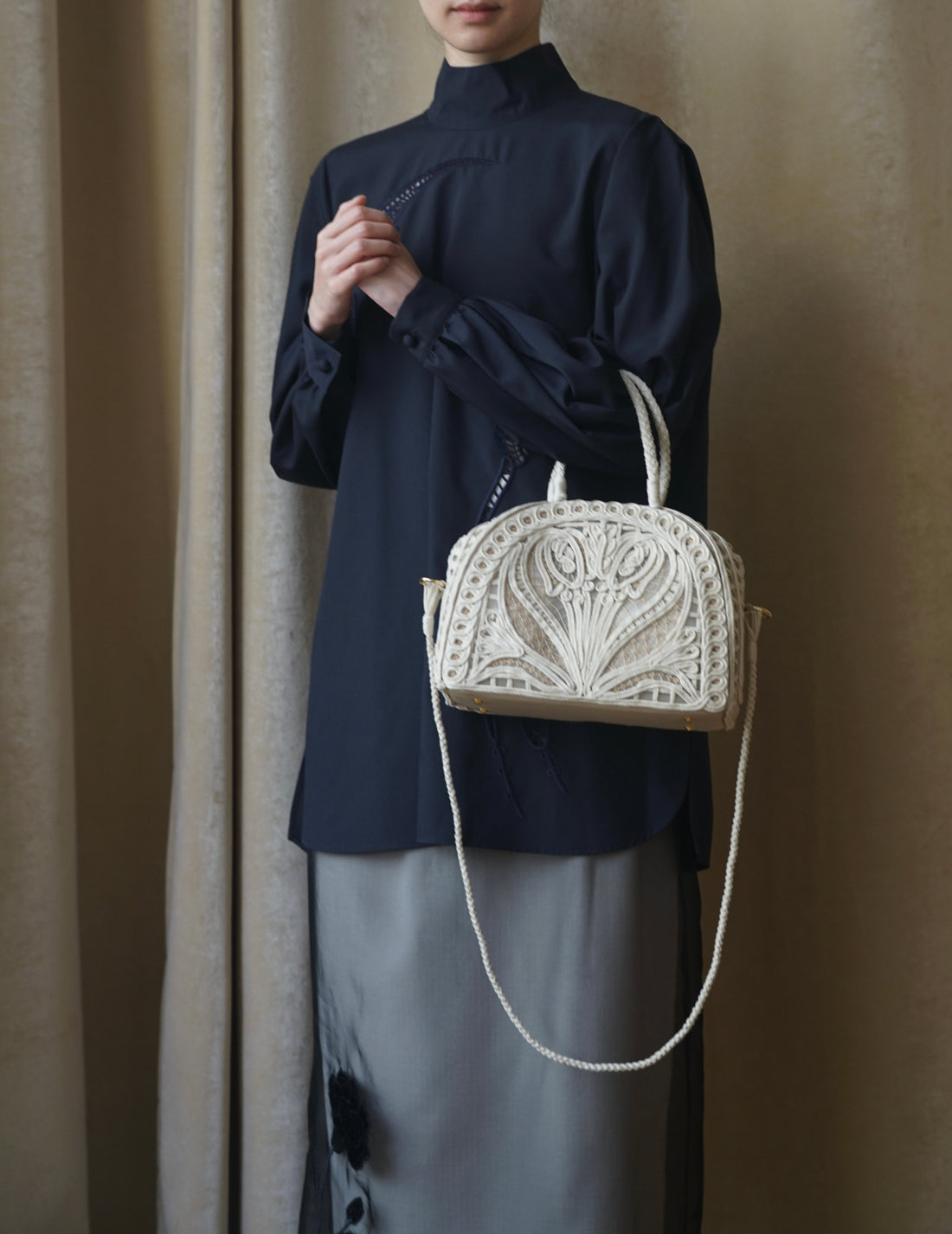 Sac à main Demi Lune avec broderie en cordon・Beige