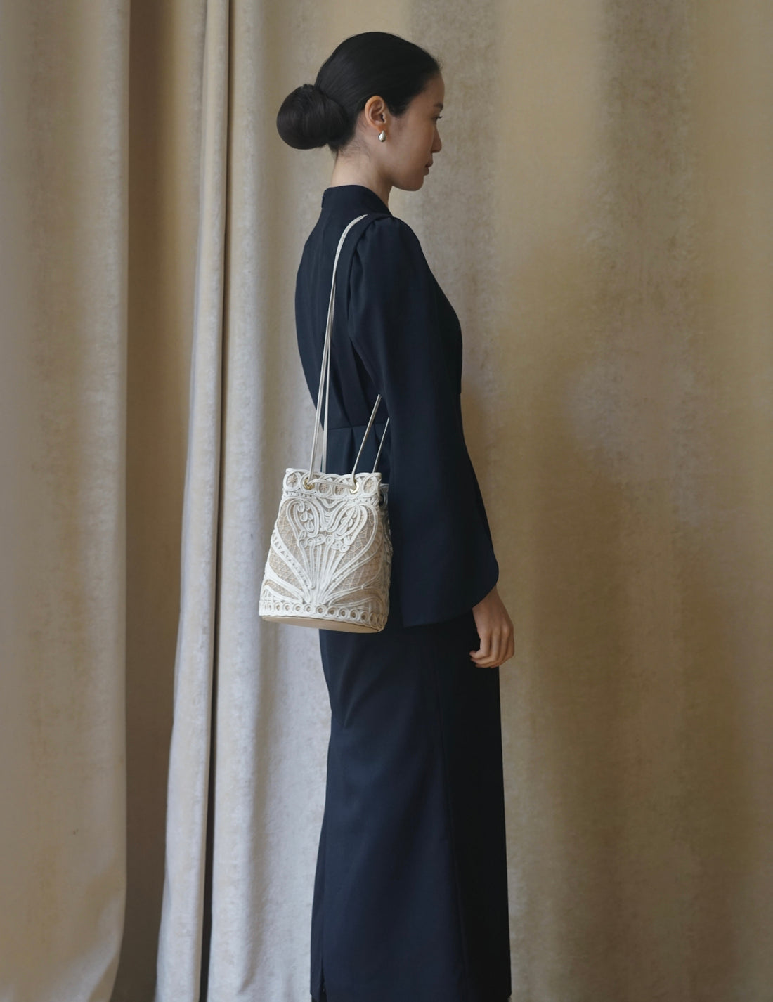 Sac seau brodé en cordon・Beige