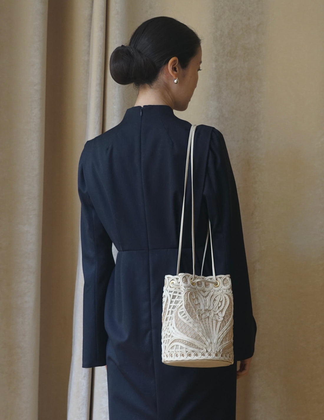 Sac seau brodé en cordon・Beige