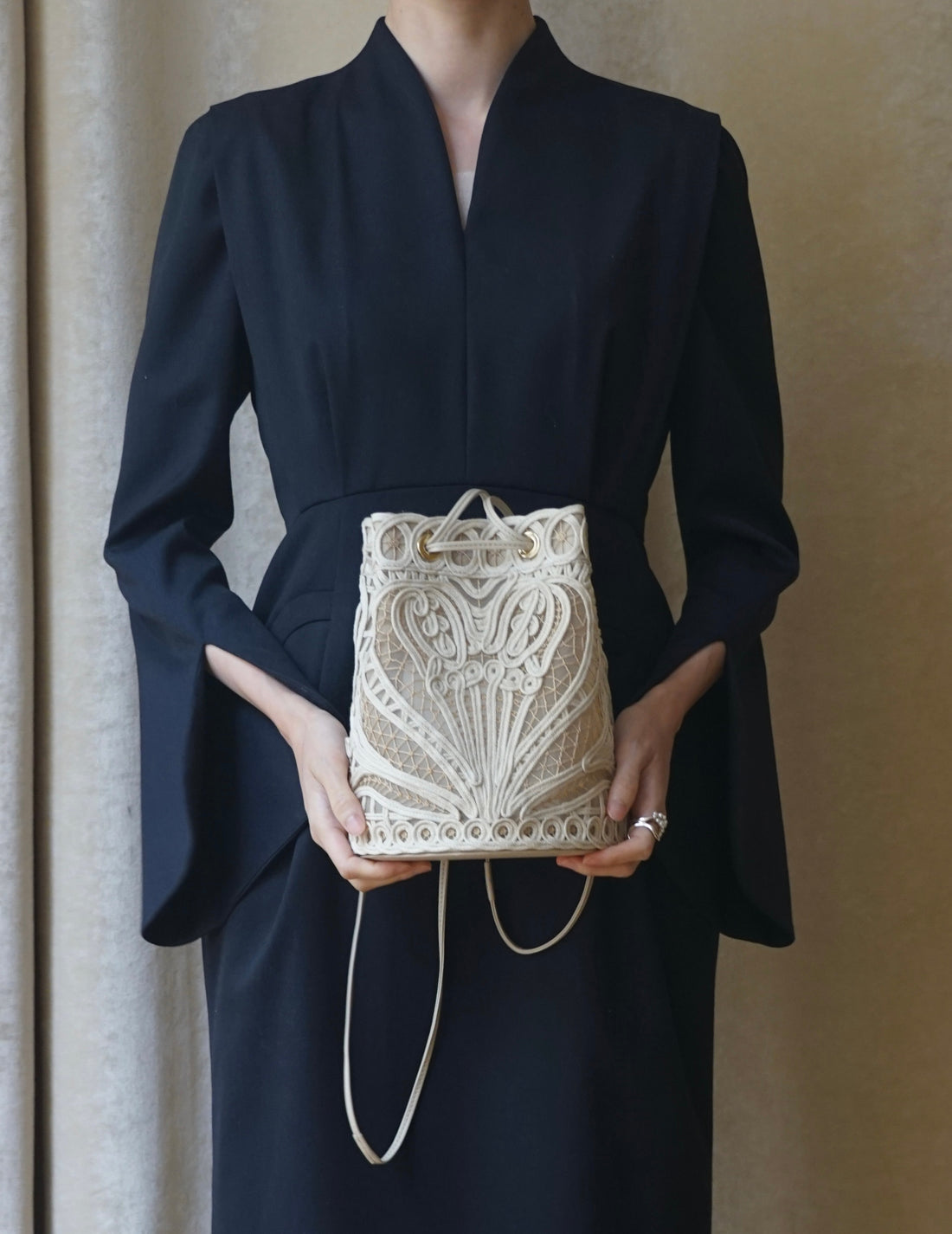 Sac seau brodé en cordon・Beige